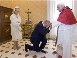 Albert II à genoux devant le pape : shocking.  10/2009