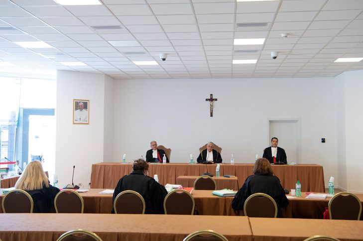 Tribunal Vatican , qu'Hubermont n'a jamais côtoyé.