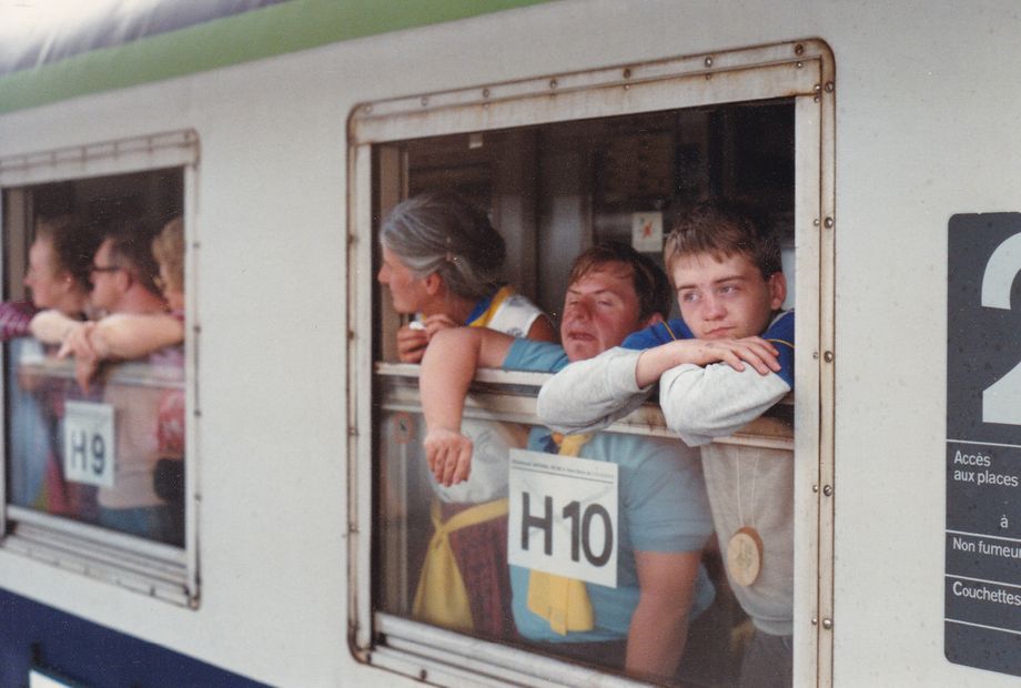 Joël Devillet en route vers Lourdes avec le frère Mutien et la communauté de Lisogne 1988